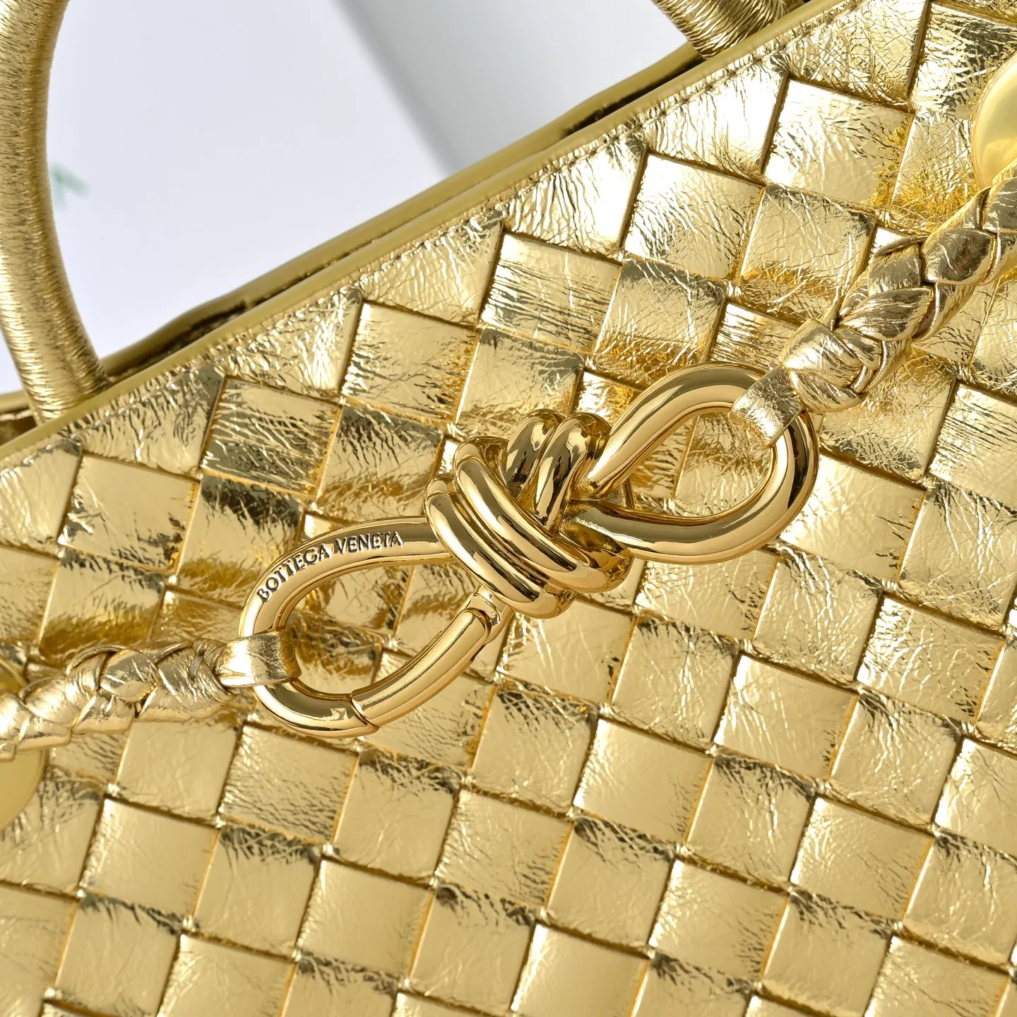 The 2023 new Andiamo batch of 1860 BV has been shipped‼ ️Really popular🔥The new Andiamo woven handbag launched by Bottega Veneta this season is really popular all over the world! ! Celebrities at home and abroad have worn it, and Oscar-winning actress Michelle Yeoh has taken it out on the street. Song Jia, Trai Yara, Yu Feihong, Sanji Ayaka, Rosie Hunting-Whiteley, Yoshioka Riho, etc. have all picked up this bag. It is classic and versatile, showing off its temperament, and the bag capacity is also large, which is very convenient for daily commuting! ! A variety of carrying methods, the shoulder straps can be adjusted by yourself, the original lambskin feels soft and delicate, and the unisex style breaks the gender boundaries and brings a more practical and longer-lasting use experience. Andiamo, which has both elegant and casual styles, perfectly interprets the true appearance of "fashionable old money style". Style number: 7463 Size: 25*22*10.5cm